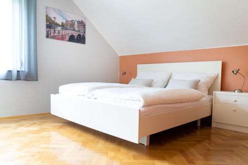 SittersdorfB&B Gösselsdorfer Seeblick的卧室配有一张白色大床