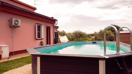 费尔蒂利亚PM Villa Arenosu Guest House的一座房子后院的游泳池