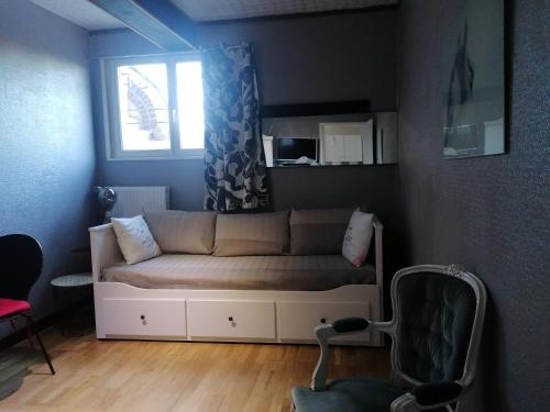 弗兰奎维尔-圣皮尔Charmant Appartement 10mn Rouen的带沙发和窗户的客厅