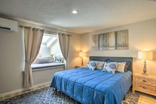BlanchardStoneridge Resort的一间卧室设有蓝色的床和窗户。