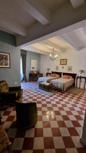 姆迪纳Palazzo del Prelato的一间卧室设有两张床,铺有一个 ⁇ 板地板