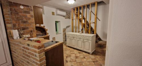 瓦比尼科Andrijana的厨房设有水槽和砖墙