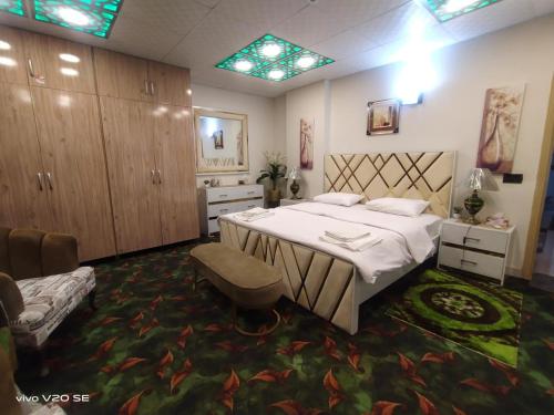 伊斯兰堡Luxury Two-Bedroom apartment的一间卧室配有一张大床和一张沙发
