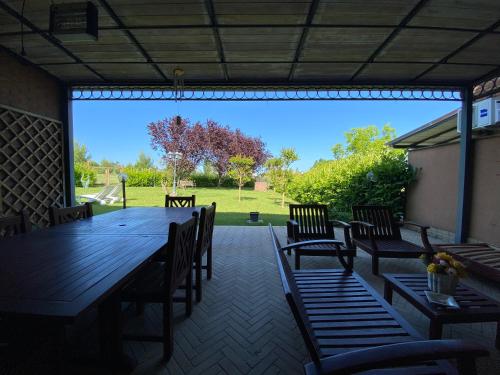 MiglianicoLemon tree suite al golf的庭院设有桌椅,享有庭院的景色