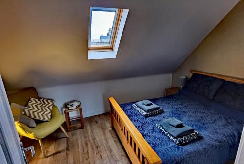 奥克尼Cozy Loft In The Heart Of Kirkwall的一间小卧室,配有床和窗户