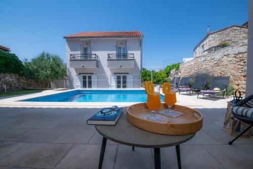 维斯Villa Mediterana的别墅 - 带游泳池和带喷泉的桌子