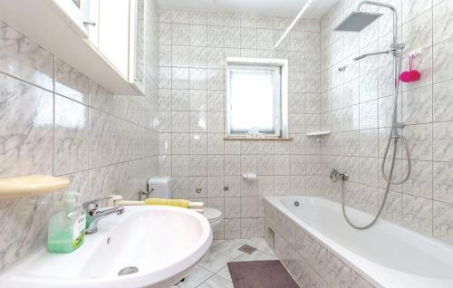 诺维·维诺多尔斯基Apartman Mila的白色的浴室设有浴缸和水槽。