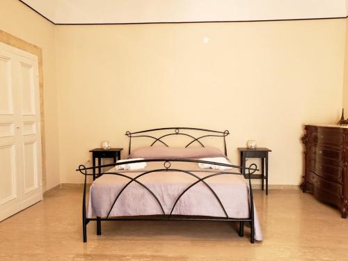 圣安吉罗山Dimora Maggi al Corso的一间卧室配有床和2个床头柜