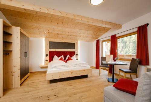 因斯布鲁克Edenhauserhof的一间卧室配有一张床和一张书桌
