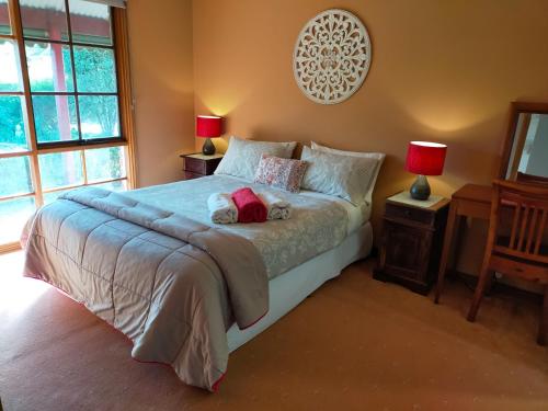 巴拉腊特杜恩斯坦斯旅馆的一间卧室配有一张大床,桌子上放着两盏灯