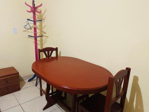 巴兰卡Sandel的一张木桌和椅子