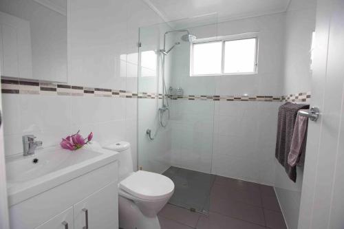 科夫斯港Magnolia Cottage的白色的浴室设有卫生间和淋浴。