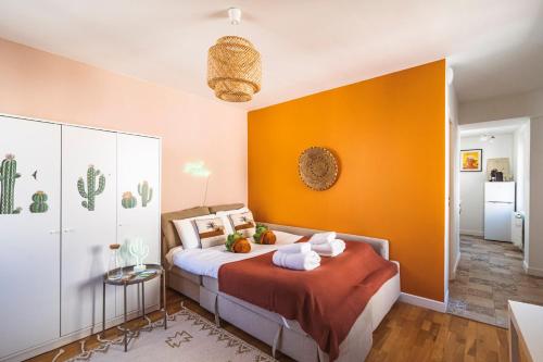 兰斯ExploreReims - California Dream studio proche gare/centre的一间卧室配有一张橙色墙壁的床