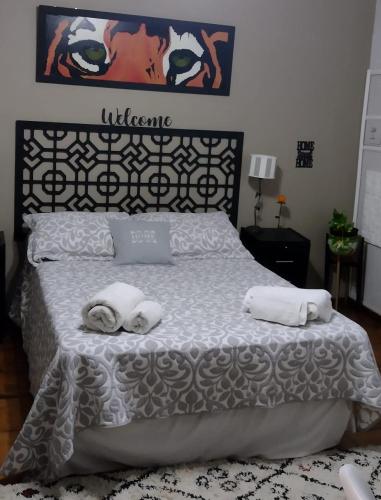 乌拉圭河畔康塞普西翁MAGUI CONCEPCION DEL URUGUAY的一间卧室配有一张床,上面有两条毛巾