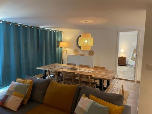 拉利内阿-德拉康塞普西翁Casa Azul, La Alcaidesa的带沙发和餐桌的客厅