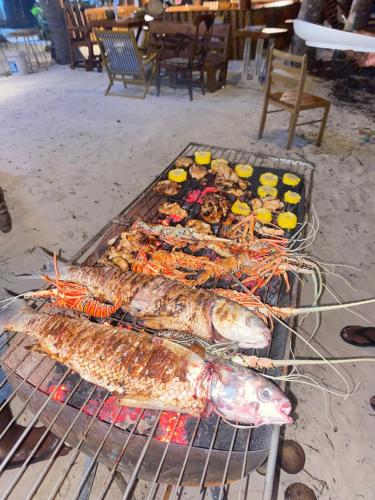 迪弗西Dhiffushi Island Villa的烤架上烤的鱼