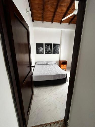 Acogedor y elegante apartamento en Apartadó客房内的一张或多张床位
