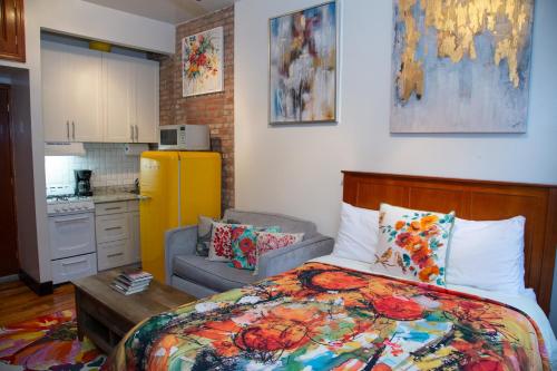 纽约The Harlem Getaway的一间带床的小卧室和一间厨房