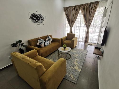 关丹De'Sara Damai Homestay, Kuantan的客厅配有两张沙发和一张桌子