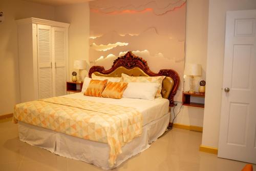 Escappé Suites的卧室配有一张墙壁上涂有云彩的床。