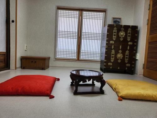 MiryangHanok Soeun House的一间设有桌子、沙发和茶几的客房