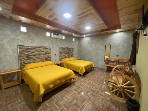 克雷尔Cabañas Rochivo Ranch的一间设有两张床的房间,其中有轮子