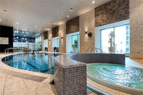 迪拜Luxury Princess Tower 1 Br Brand New Furnished apartment的一个带游泳池的酒店客房内的大型游泳池