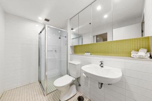 格莱内尔格Belle Escapes - Lazy Days on Colley Terrace的白色的浴室设有卫生间和水槽。