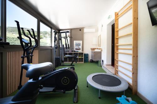 勒拉旺杜博索雷尔酒店的一间设有跑步机和模拟器的健身房的客房
