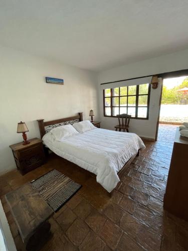 莱瓦镇La Villa de San Sebastian Hotel的卧室设有一张白色大床和一扇窗户。