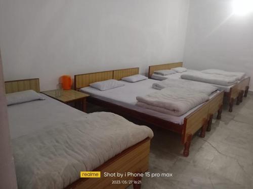 Gupta KāshiHotel Amisha的一间客房内的四张床