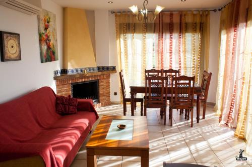 拉伊鲁埃拉阿罗亚梅恩托诺哈尔公寓的客厅配有沙发和桌椅