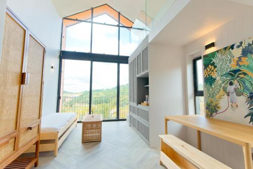 居銮Talula Hill Farm Resort的一间卧室设有一张床和一个大窗户