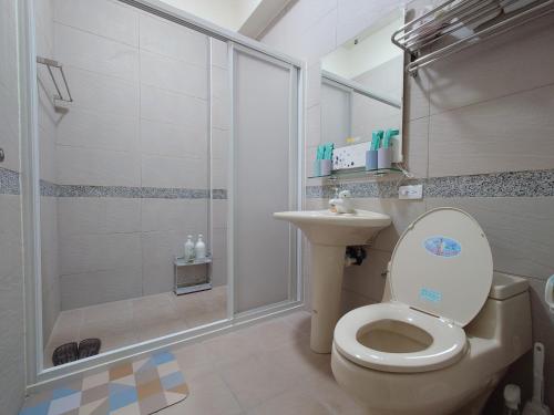 富里里山旅棧民宿 Li Shan Homestay的浴室配有卫生间、盥洗盆和淋浴。