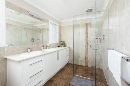布里斯班Spacious newly redecorated 5BD Family Home的一间带水槽和淋浴的浴室