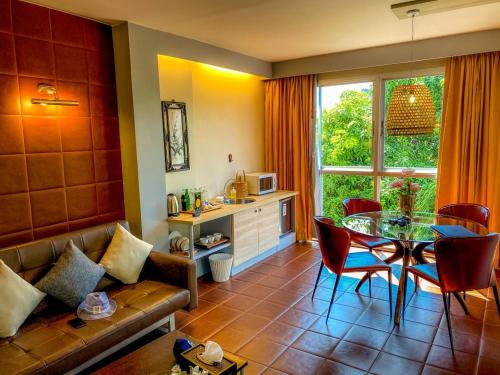 普吉镇Sino House Phuket Hotel - SHA Plus的客厅配有沙发和桌椅