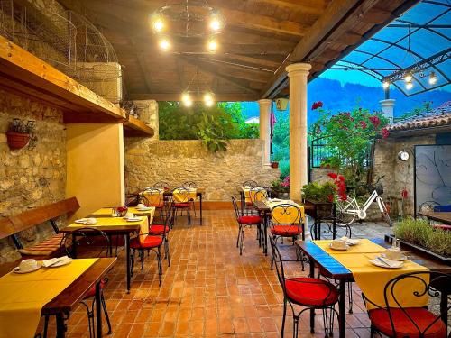 斯克拉丁Vila Marija的餐厅在庭院里设有桌椅