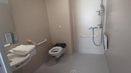 拉瓦勒法斯特酒店的浴室配有卫生间、盥洗盆和淋浴。