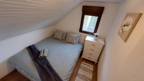 图赫尔斯克利普利采Sunshine Haven Retreat的小型阁楼卧室配有床和梳妆台