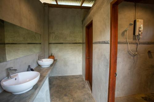 琅勃拉邦Naga Lodge的一间客房内带两个盥洗盆的浴室