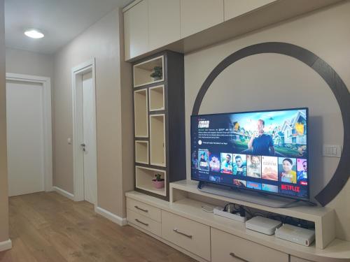 地拉那Tirana New Bazaar- Apartment no-1的客厅设有壁挂式平面电视。