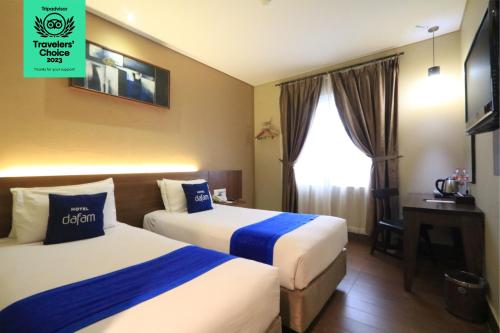 芝拉扎塞拉凯普达范酒店的酒店客房设有两张床和窗户。