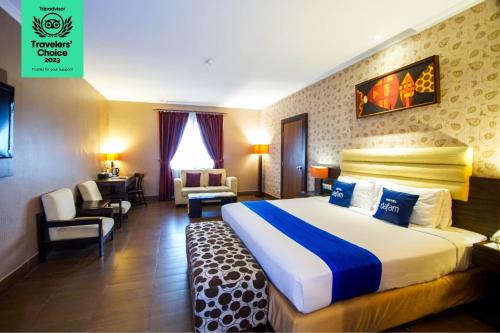 芝拉扎塞拉凯普达范酒店的酒店客房带一张大床和一把椅子