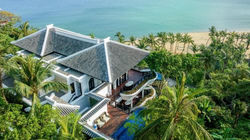 岘港岘港洲际阳光半岛度假酒店的海滩上房屋的空中景致