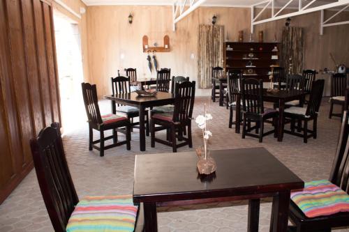 波罗瓜尼61 On Ireland的用餐室配有木桌和椅子