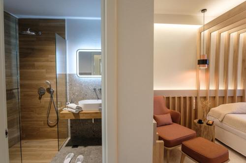 斯基亚索斯镇Bourtzi Hotel的小型浴室设有一张床和淋浴。
