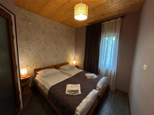 西格纳吉Hotel VIM in Sighnaghi的一间卧室配有一张大床和两条毛巾