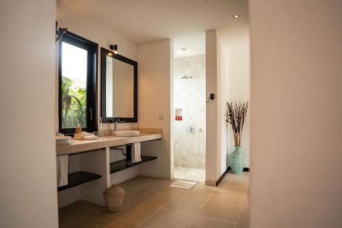坎古Echo Beach Duo的一间带两个盥洗盆的浴室和一个大窗户