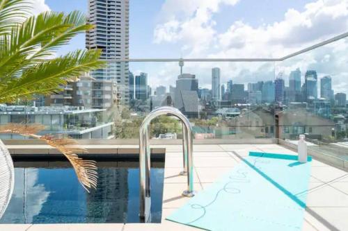 悉尼Stylish 2 Bed Apt +24/7 Concierge + Pool + Sauna的享有城市景致的游泳池