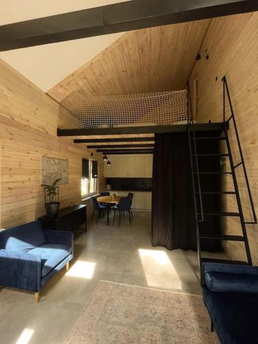 Tiny House w lesie z balią ogrodową平面图